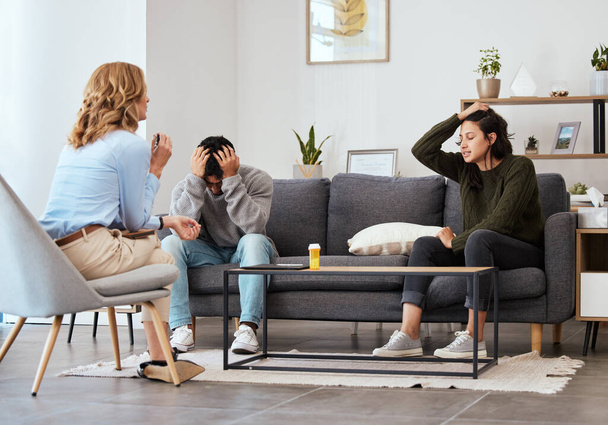 Even though it hurts, keep holding on. a couple having an argument during a counseling session with a therapist - Foto, Imagen