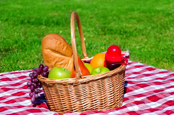 Cesta de picnic con frutas
  - Foto, Imagen