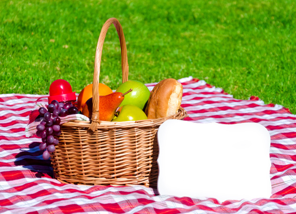 果物とピクニック バスケット - 写真・画像