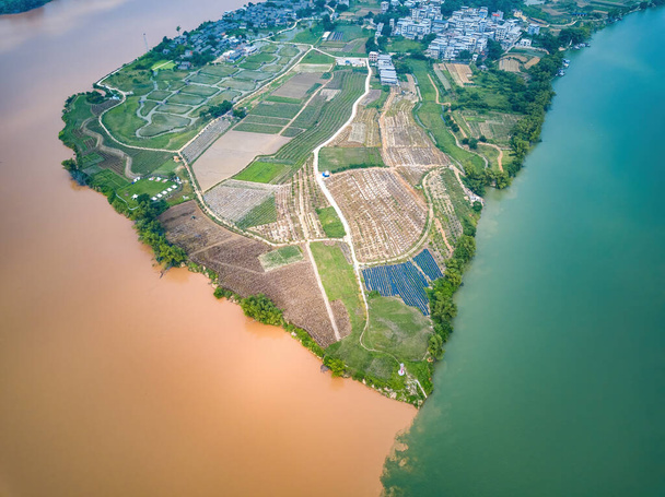 Sanjiangkou, Nanning, Guangxi, Κίνα, η διαχωριστική γραμμή όπου συναντιούνται οι δύο ποταμοί - Φωτογραφία, εικόνα