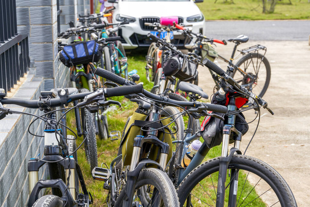 Professzionális közúti kerékpárok csoportjának közelsége - Fotó, kép