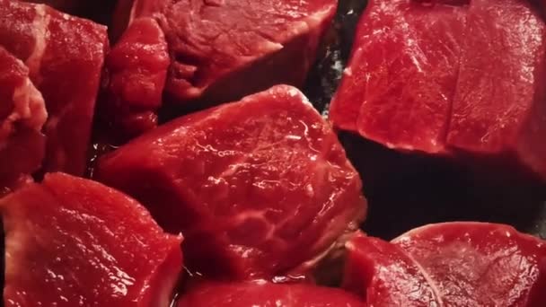 Vörös hús recept és élelmiszer-előkészítési folyamat, marhahús főzés serpenyőben. Kiváló minőségű 4k felvételek - Felvétel, videó