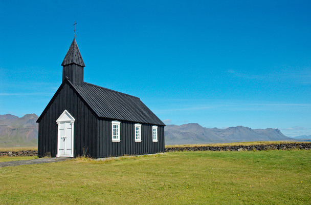 geïsoleerde kerk - Foto, afbeelding