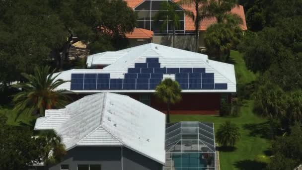 Gewoon woonhuis in de VS met dak bedekt met fotovoltaïsche panelen op zonne-energie voor de productie van schone ecologische elektrische energie in de buitenwijken van het platteland. Begrip autonoom huis. - Video
