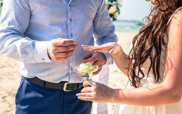 Muž nosí prsten žena svatba - Fotografie, Obrázek