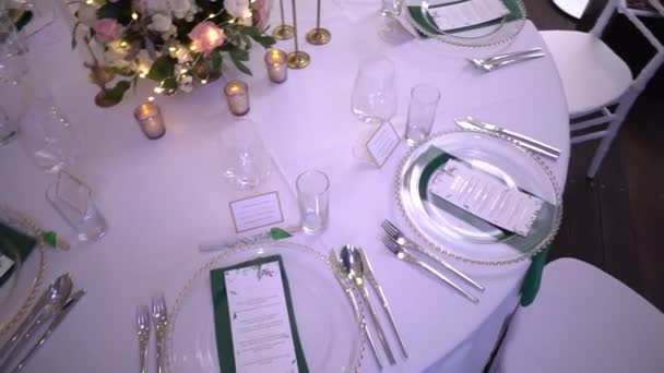 Накрыт свадебный стол с табличками возле столовых приборов. Высококачественные FullHD кадры - Кадры, видео