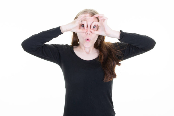 žena s úsměvem prsty na očích a dělat Ok gesto binokulární znamení na bílém pozadí - Fotografie, Obrázek