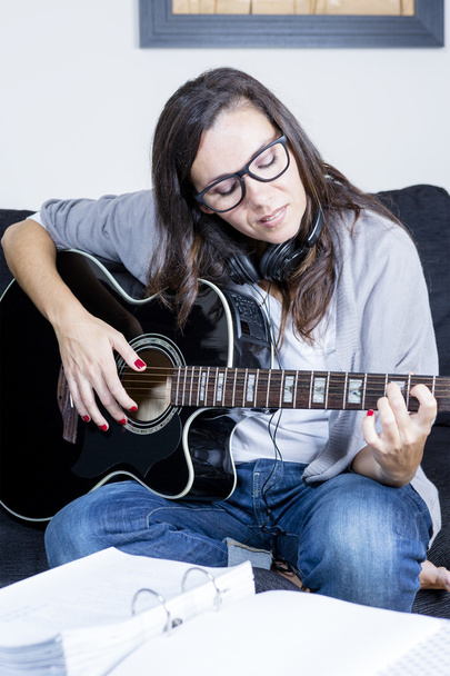 женщина играет на гитаре - Фото, изображение