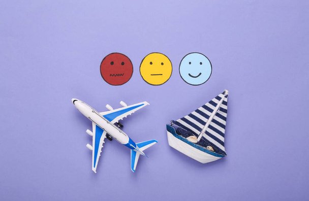Közlekedési vállalat. Ügyfélelégedettségi felmérés koncepciója. Repülőgép, vitorlás, Boldog, semleges és szomorú arc papír ikon ibolyaszín háttér. Utazási koncepció. Felülnézet - Fotó, kép