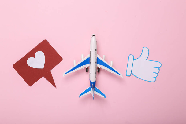 Repülőgép hüvelykujjal felfelé, és mint értesítési ikonok rózsaszín alapon. Utazási koncepció. Osztályzat, követői visszajelzések. Felülnézet - Fotó, kép