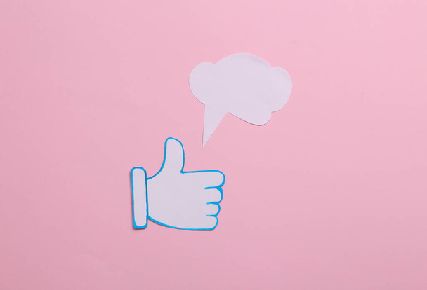 Pouce icône de notification avec bulle de dialogue sur fond rose. Médias sociaux. Évaluation, commentaires des abonnés - Photo, image