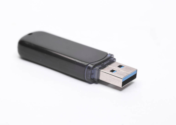 USB флеш-накопичувач ізольовано на білому тлі
 - Фото, зображення
