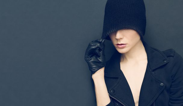 Glamour model in stylish leather gloves and hat on a colorful background. fashion design photo - Foto, afbeelding