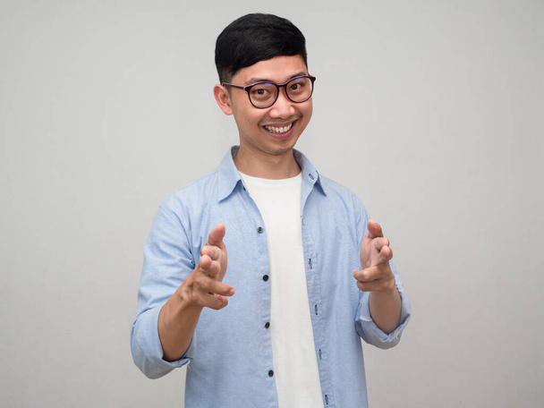Joven hombre de negocios usar gafas gesto alegre dedo en usted aislado - Foto, imagen