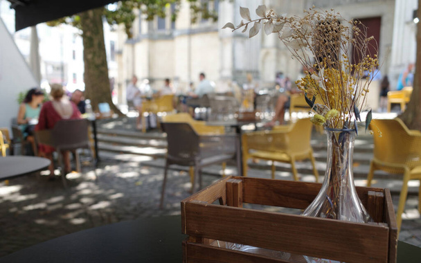 Байон, Франция - 20 июля 2022 года: Сцена кафе в старом городе Байон, Страна Басков, Франция - Фото, изображение