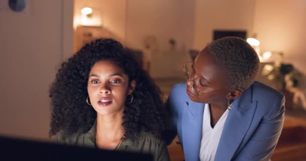 Διευθυντής, ανατροφοδότηση και γυναίκα στον υπολογιστή που εργάζονται σε εταιρικό έργο με ηγέτη στο γραφείο. Εξηγώντας, ηγεσία και μαύρες γυναίκες σε συνεργασία μιλώντας και αναλύοντας σε απευθείας σύνδεση επιχειρηματικά έγγραφα. - Πλάνα, βίντεο