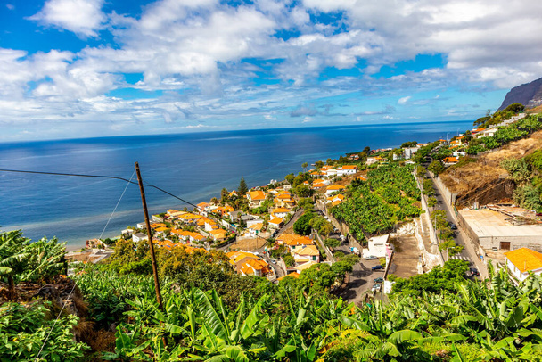 En el camino en las levadas de la ciudad de Funchal con una vista fantástica sobre el Océano Atlántico - Madeira - Portugal  - Foto, imagen