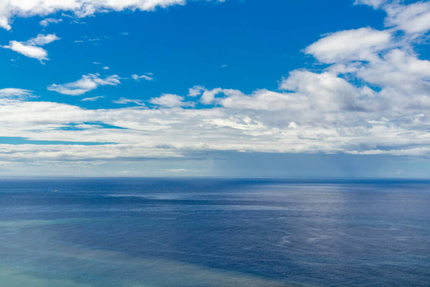 Sur le chemin des levadas de Funchal avec une vue fantastique sur l'océan Atlantique - Madère - Portugal  - Photo, image