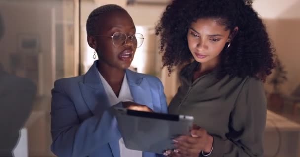 Zwarte vrouwen, bedrijfsleven en tablet in discussie of vergadering voor bedrijfsstrategie, planning of samenwerking op kantoor. Afrikaanse vrouw executive praten met werknemer op touchscreen technologie op het werk. - Video