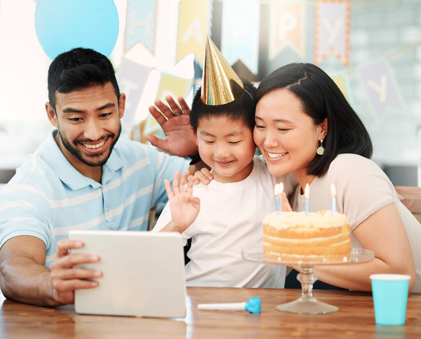 Υπέροχη χρονιά γεμάτη ευτυχία και λιακάδα. μια ευτυχισμένη οικογένεια χρησιμοποιώντας ένα tablet στο σπίτι - Φωτογραφία, εικόνα