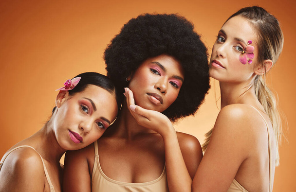 Vrouwen, schoonheid en make-up, reclame voor natuurlijke cosmetica en model met bloem in portret. Diversiteit samen, huid en huidverzorging, cosmetologie behandeling met. oranje studio achtergrond - Foto, afbeelding