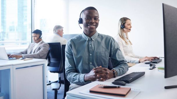 Se precisares de uma actualização, liga-me. Retrato de um jovem empresário usando um fone de ouvido e computador em um escritório moderno - Foto, Imagem