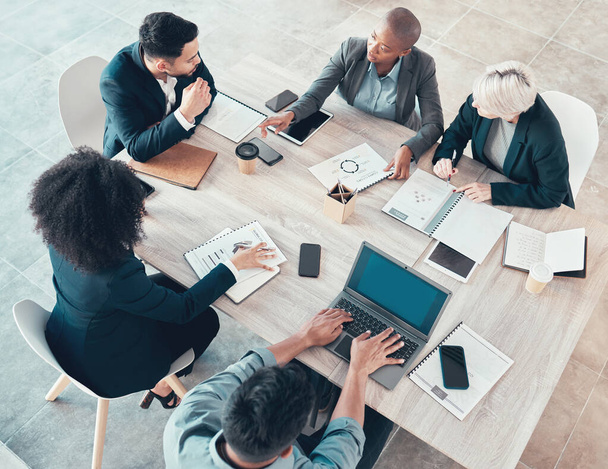 Brainstorming em andamento. Foto de alto ângulo de um grupo diversificado de empresários sentados no escritório e tendo uma reunião - Foto, Imagem
