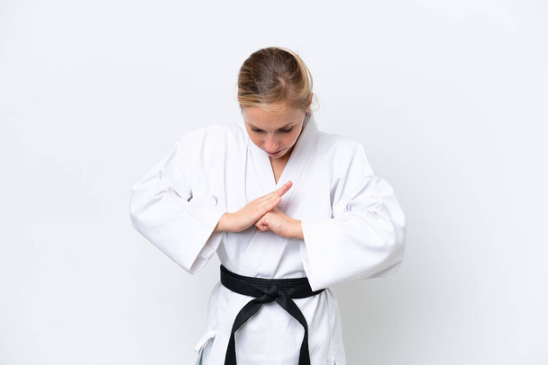 Mladá běloška žena izolované na bílém pozadí dělá karate a salutování - Fotografie, Obrázek