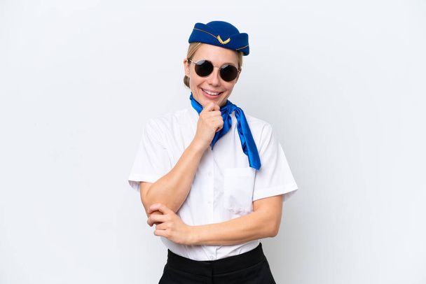 Flugzeug blonde Stewardess Frau isoliert auf weißem Hintergrund mit Brille und lächelnd - Foto, Bild