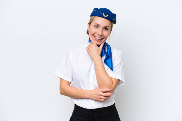 Flugzeug blonde Stewardess Frau isoliert auf weißem Hintergrund lächelnd - Foto, Bild