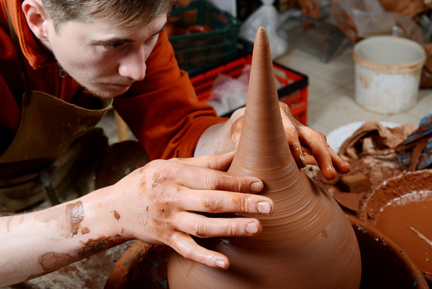 Potter, maken een aarden pot - Foto, afbeelding