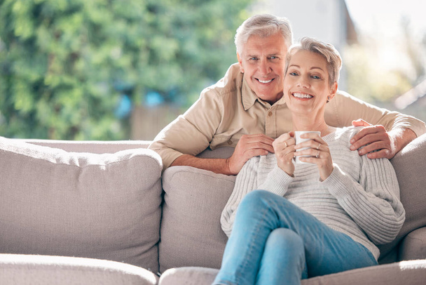 Моя жена, все. Портрет счастливой пожилой пары, наслаждающейся расслабляющим кофе-брейком на диване дома - Фото, изображение