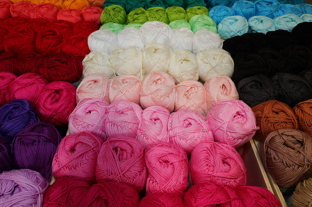 Koule z vlny nebo bavlněné tkaniny na prodej v obchodě - Fotografie, Obrázek