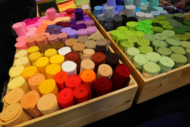 trubky z tkanin a barevných látek a na prodej v obchodě s látkami - Fotografie, Obrázek