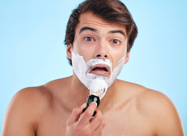 Készülj a simaságra. egy fiatal férfi borotválkozó habot használ stúdió háttérrel - Fotó, kép