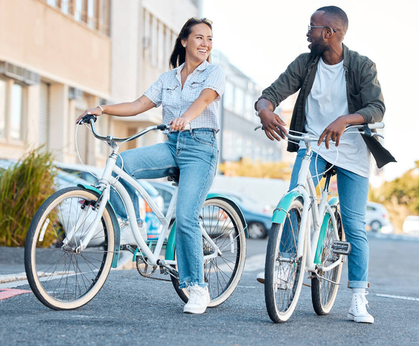 Sokaktaki bir çift, bisiklet ve çevre dostu seyahat, şehir manzarasında mutlu ve temiz karbon ayak izi. Çevre, ulaşım ve şehir, genç erkek ve kadın, sağlık ve uygunluk, refah ve egzersiz. - Fotoğraf, Görsel