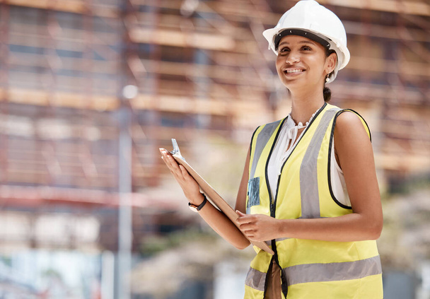 Schwarze Frau, Ingenieurin und Managerin für Gebäudesicherheit mit Checkliste zur Qualitätseinhaltung. Zufriedene Architektin lächelt Bauunternehmerin und leitende Bauarbeiterin auf der Baustelle. - Foto, Bild