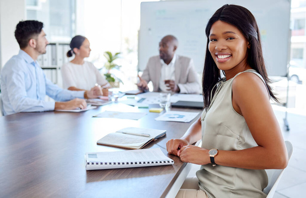 Šťastná černá žena, vedení nebo obchodní lídr v setkání pro týmovou práci, rozmanitost nebo budování týmu s úsměvem. Manažer, zaměstnanec nebo pracovník portrét s úspěchem, motivace nebo plánování cíle mise. - Fotografie, Obrázek