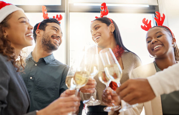 Εδώ είναι σπουδαία πράγματα. μια ομάδα επιχειρηματιών γιορτάζει κατά τη διάρκεια ενός χριστουγεννιάτικου πάρτι στην εργασία - Φωτογραφία, εικόνα