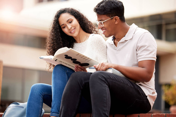 Το να μελετάμε μαζί είναι καλύτερο. δύο νεαροί φοιτητές στο κολέγιο - Φωτογραφία, εικόνα
