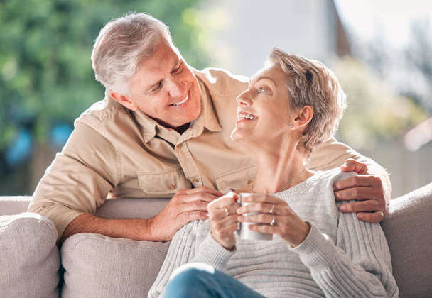 Χαίρομαι που σε έχω στη ζωή μου. ένα ευτυχισμένο ζευγάρι ηλικιωμένων απολαμβάνοντας ένα χαλαρωτικό διάλειμμα καφέ στον καναπέ στο σπίτι - Φωτογραφία, εικόνα