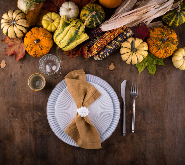 Tavola del Ringraziamento autunnale apparecchiata con zucca e foglie - Foto, immagini
