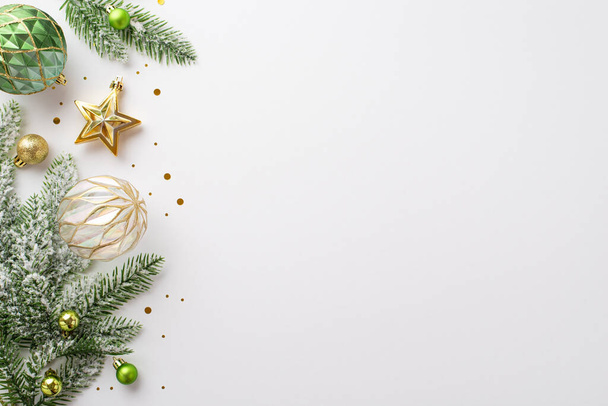 Nieuwjaar decoraties concept. Bovenaanzicht foto van goud en groene kerstballen transparante bal ster ornament glanzende confetti en kerstboom takken in de sneeuw op geïsoleerde witte achtergrond met copyspace - Foto, afbeelding