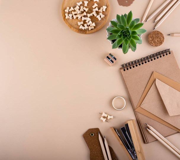 Eco wooden craft stationery. Sustainable zero waste natural life concept - Foto, afbeelding