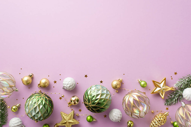 Concepto de Año Nuevo. Foto vista superior de oro transparente y bolas verdes adornos de cono de pino estrella ramas de abeto en la nieve y confeti sobre fondo lila aislada con espacio en blanco - Foto, Imagen