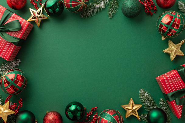 Kerstconcept. Bovenaanzicht foto van geschenkdozen met lint strikken groen rood kerstballen gouden ster ornamenten maretak bessen en dennen takken op geïsoleerde groene achtergrond met copyspace in het midden - Foto, afbeelding
