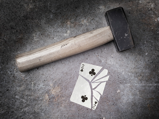 Hammer mit zerbrochener Karte, zwei davon Schläger - Foto, Bild