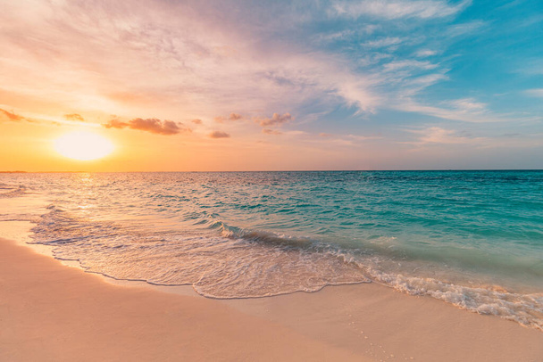 Красивий тропічний морський пляж на заході сонця
 - Фото, зображення