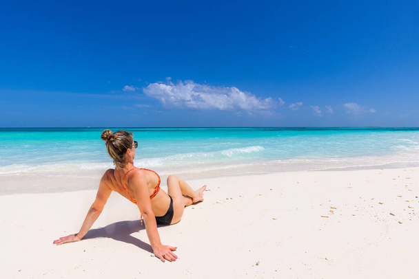 Красива жінка відпочиває на морському пляжі
 - Фото, зображення