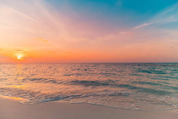 красивий морський пляж на заході сонця
 - Фото, зображення
